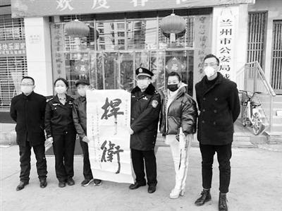 【甘肅全民戰(zhàn)“疫”】警嫂獻(xiàn)愛(ài)心 為警徽增光