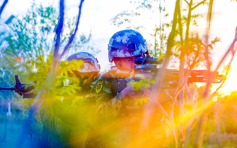 甘肅武警：夏日練兵掀熱潮（組圖）