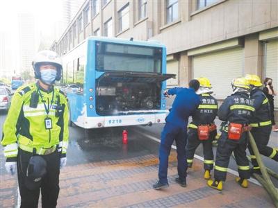 蘭州一公交車(chē)自燃 交警消防及時(shí)救援滅火