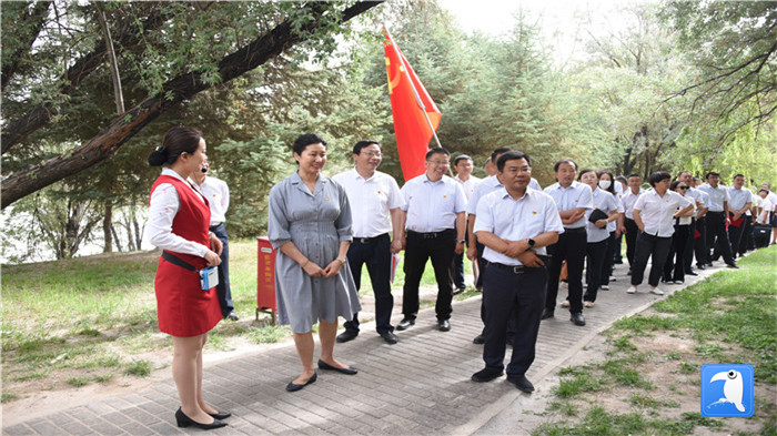 7月1日，嘉峪關(guān)市紀(jì)委監(jiān)委機(jī)關(guān)黨委在迎賓湖絲路廉潔文化主題公園舉行慶祝黨建99周年迎“七一”主題黨日活動(dòng)。_副本.jpg