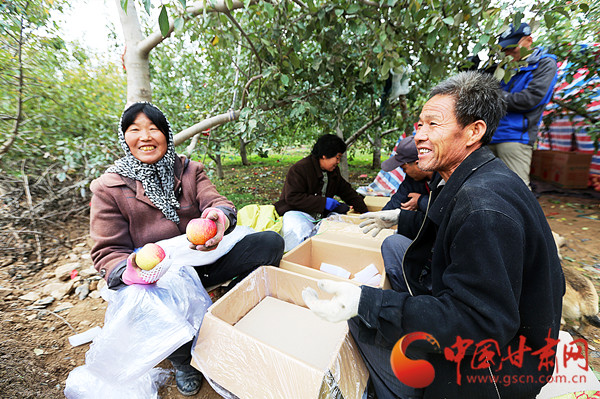 架橋鋪路興產(chǎn)業(yè) 百姓脫貧又致富——中國石油蘭州石化公司脫貧幫扶工作為深度貧困群眾撐起一片天（圖）