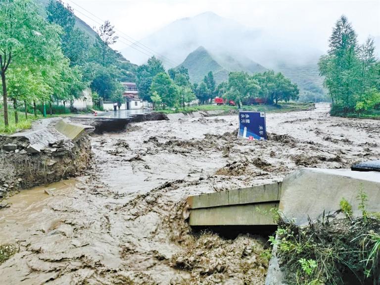 暴雨襲擊定西岷縣漳縣 境內(nèi)兩條國道遭水毀中斷 過往車輛要繞行