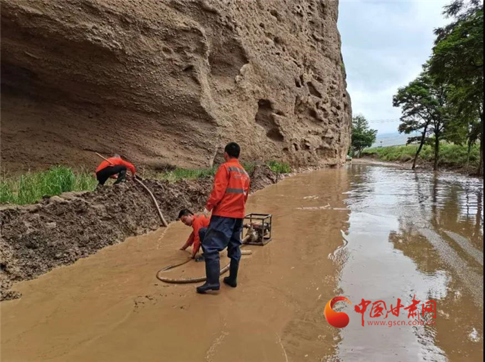 甘肅多地搶修水毀公路 全力保障道路通暢 