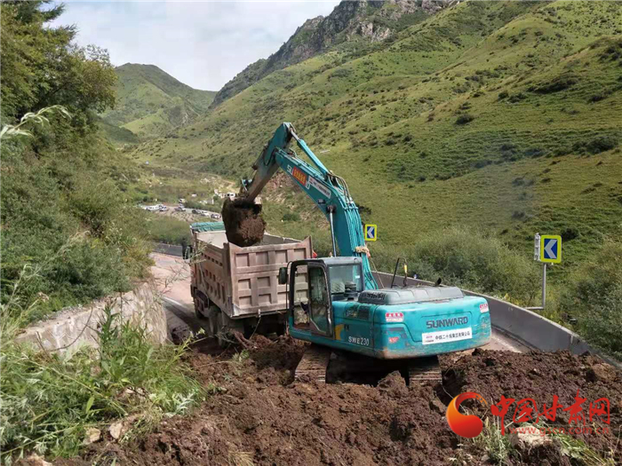 國(guó)道212線分水嶺路段山體滑坡 公路部門緊急處置