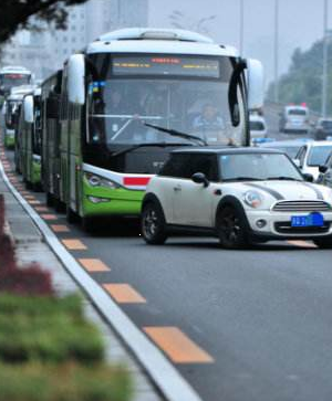 蘭州市現(xiàn)行三條公交車(chē)專用道限時(shí)通行 1條：天水路全路段