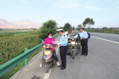 蘭州市開展農(nóng)村秋收交通安全整治 查處農(nóng)村地區(qū)“七類車”嚴(yán)重交通違法行為9246起