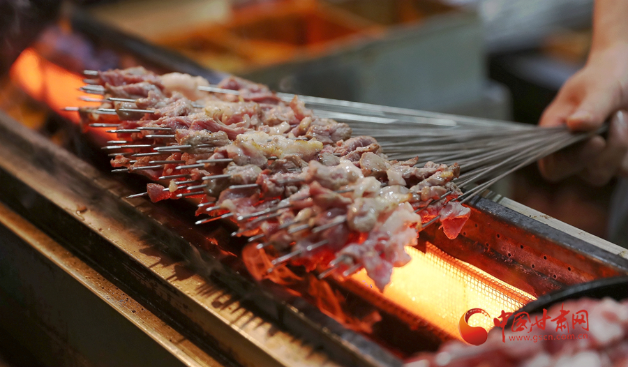 【直擊嘉峪關(guān)變遷】 “烤肉之城”嘉峪關(guān)：勾住每位食客的味蕾