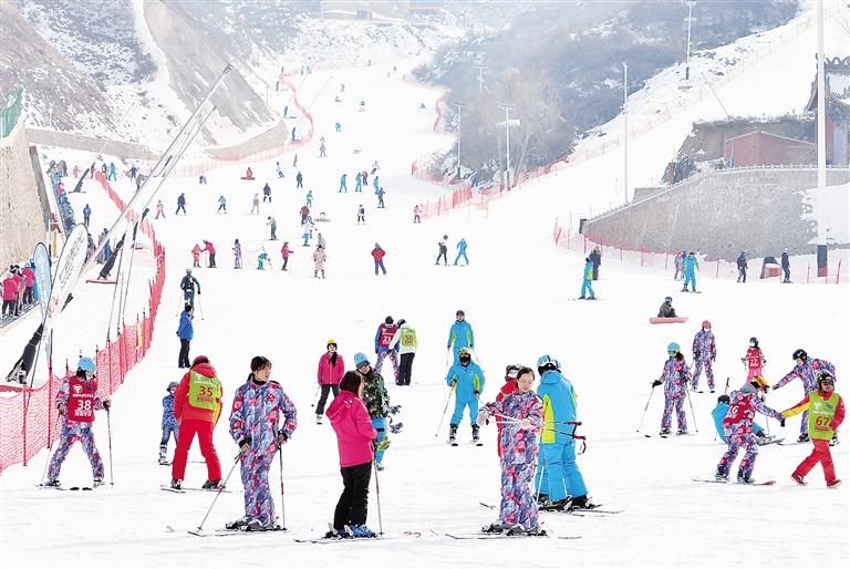 臨夏州永靖縣鳳凰嶺滑雪場(chǎng)吸引大批愛(ài)好者前來(lái)滑雪