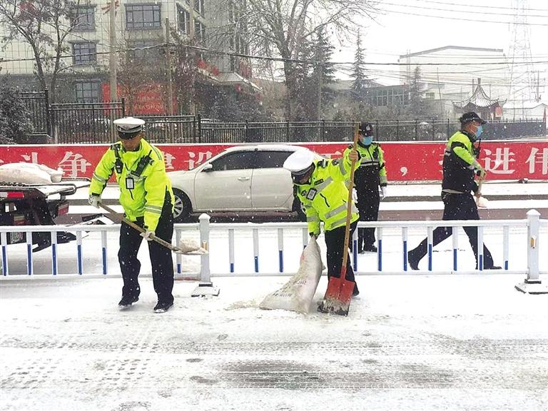 除雪保暢 蘭州交警部門啟動應(yīng)急預案保暢通