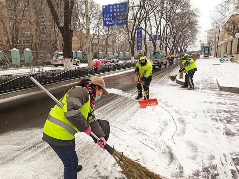 蘭州城關(guān)區(qū)3000余人浴“雪”奮戰(zhàn)