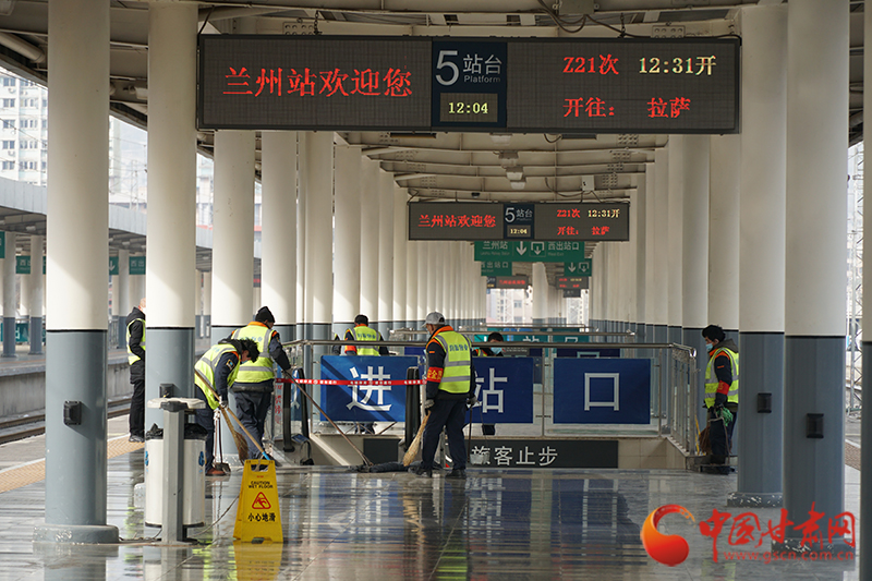 【新春走基層】蘭州車(chē)站保潔員擦亮城市名片 給旅客一個(gè)“干凈年”