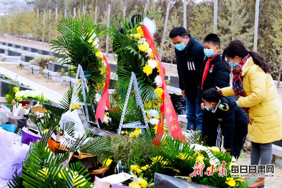 委托快遞、自發(fā)前往，社會各界在陳紅軍烈士墓前獻花致敬