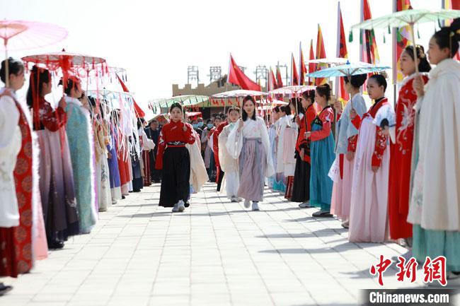 甘肅敦煌玉門關景區(qū)上演“古裝巡關”再現(xiàn)古絲路盛景