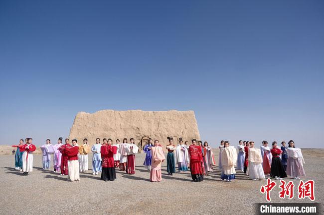 數(shù)十位身著古裝的女性通過體驗賞漢舞、習漢禮、吟誦詩詞等中華傳統(tǒng)文化，再現(xiàn)古絲綢之路的繁華盛景?！∏窳?攝