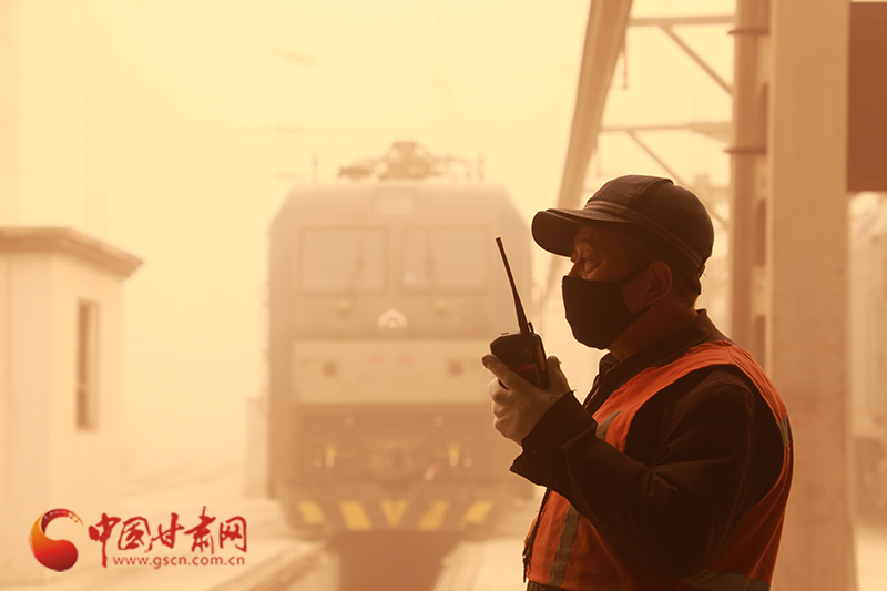 蘭州鐵路局積極應(yīng)對沙塵天氣 確保運(yùn)輸安全