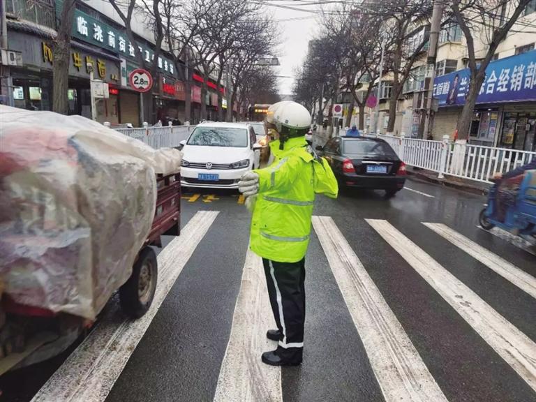 交警化身“雨警”撐起雨天出行“安全傘”