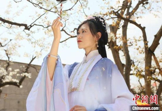 圖為蘭州青年身穿漢服在百年梨園賞景。　高展 攝
