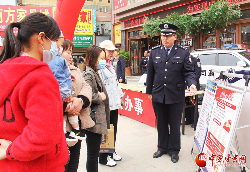 平?jīng)鍪徐`臺(tái)縣公安局開展全民國(guó)家安全教育日普法宣傳活動(dòng)