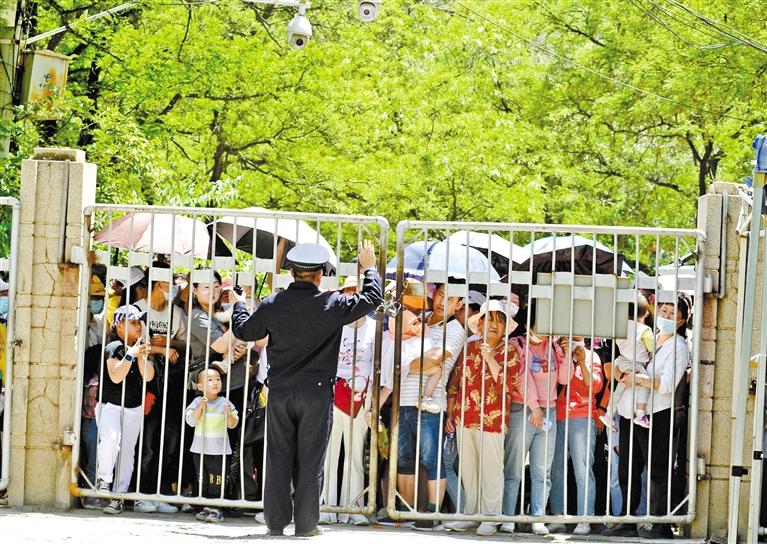 人流如潮 入園游客突破5萬 五泉山公園、蘭州市動(dòng)物園昨日臨時(shí)閉園