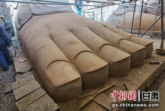 圖為中國“石窟鼻祖”天梯山石窟第13窟大佛足部與局部危巖體搶救性保護(hù)項目施工現(xiàn)場。陳曉斌 攝