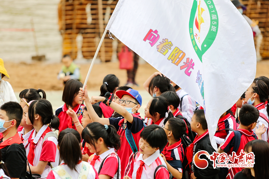 蘭州秦安路小學：遠足實踐育紅心