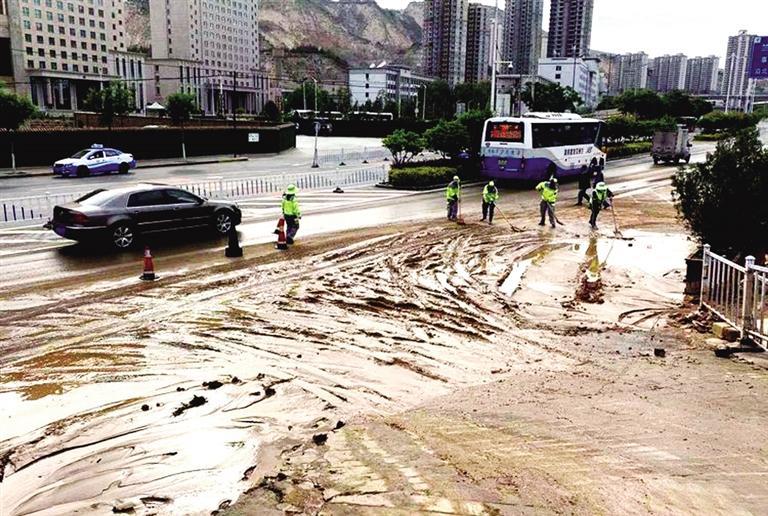 蘭州：水管爆裂淤泥污染路面 城關(guān)環(huán)衛(wèi)“人機(jī)”合力治污