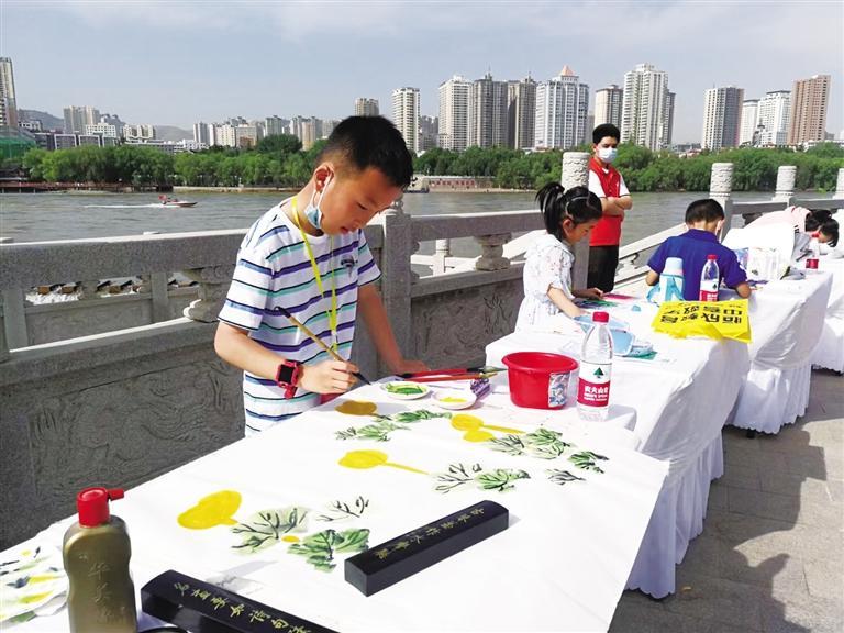 翰墨繪百年 快樂度“六一” 少年兒童現場書畫創(chuàng)作活動舉辦