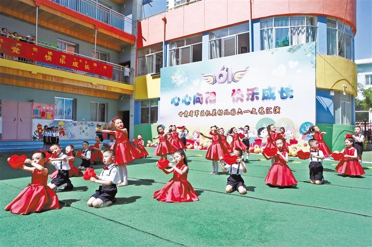 甘肅省軍區(qū)機關(guān)幼兒園文藝匯演盡顯風采