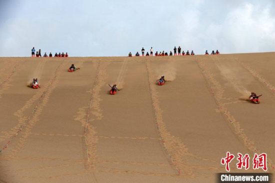 6月13日，敦煌鳴沙山月牙泉景區(qū)舉辦滑沙比賽?！垥粤?攝