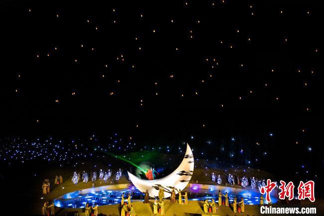 圖為大型沙漠實(shí)景演出《敦煌盛典》演出劇照。(資料圖) 敦煌市委宣傳部供圖