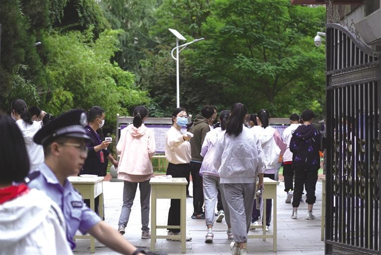 蘭州市中考首日平穩(wěn)進行 新中考8項變化更注重學生的全面發(fā)展