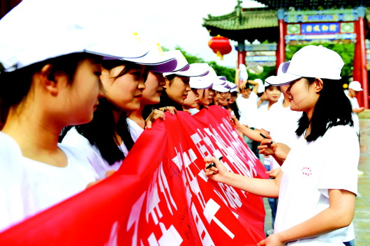 青年志愿者服務(wù)公祭伏羲大典簽名活動在天水伏羲廣場舉行