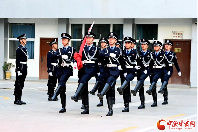 蘭州公安舉行慶祝中國(guó)共產(chǎn)黨成立100周年升旗儀式