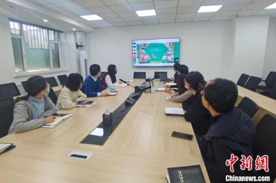 圖為甘肅教育出版社《寫給青少年的敦煌故事》叢書項(xiàng)目組，探討圖書封面設(shè)計(jì)。　閆姣 攝