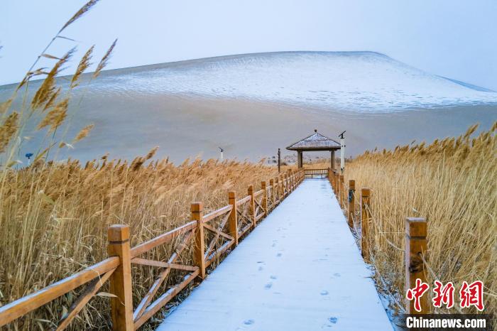 2021年11月28日，在敦煌鳴沙山月牙泉景區(qū)，沙雪交融，更顯北國風情。　王斌銀 攝