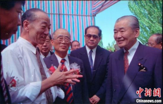 1994年8月，時(shí)任日本首相竹下登(右一)與時(shí)任敦煌研究院院長(zhǎng)段文杰在莫高窟親切交談。中新社發(fā) 婁婕 供圖