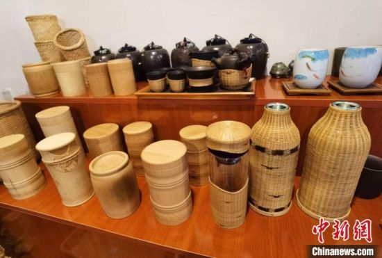 圖為展陳的一件件精致可愛的竹編農(nóng)具工藝品?！●T志軍 攝