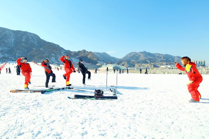 嘉峪關(guān)：游客們盡享滑雪樂趣