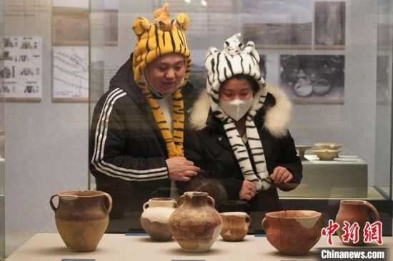 圖為市民戴虎頭帽在博物館內(nèi)參觀。九美旦增 攝
