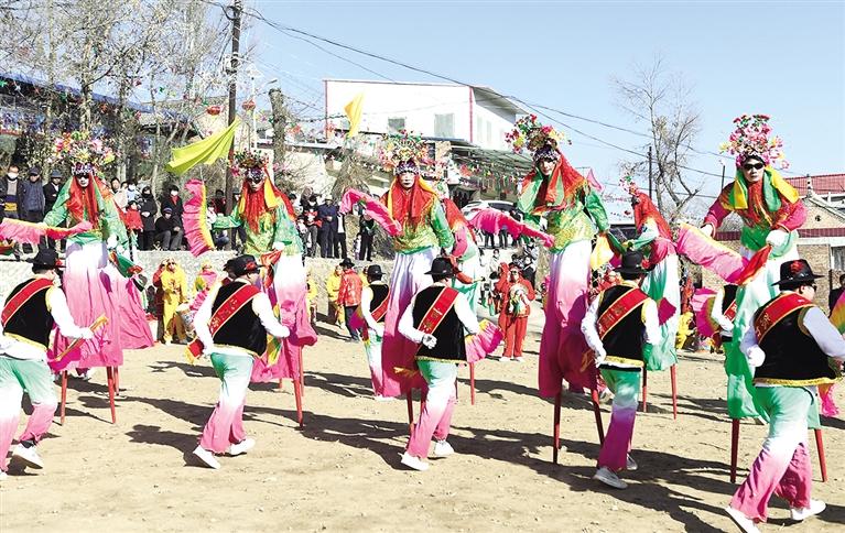 臨夏州和政縣城關鎮(zhèn)三谷村的農民自發(fā)組織社火