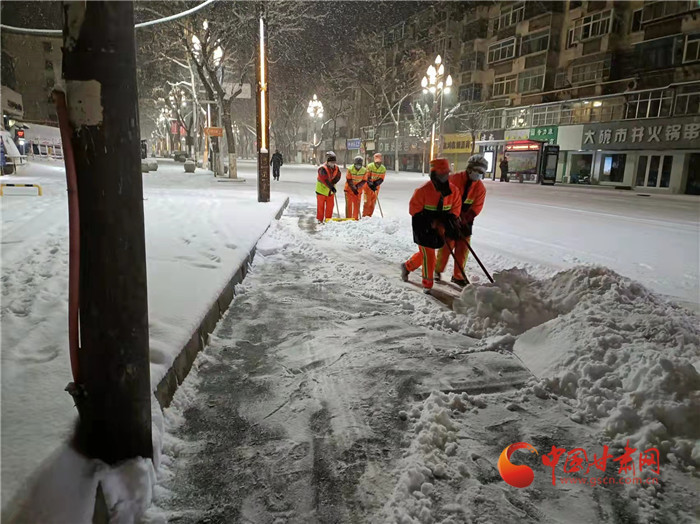 蘭州市啟動鏟冰除雪應急預案 已清除積雪1980余噸