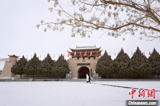 圖為2月17日，游人在鳴沙山月牙泉景區(qū)內(nèi)體驗(yàn)大漠雪景?！《鼗褪形穆镁止﹫D
