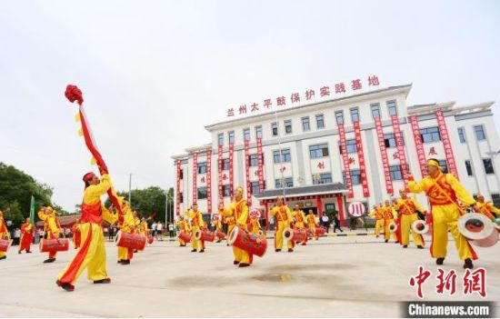 2021年6月30日，蘭州太平鼓教育保護實踐基地啟動儀式在蘭州新區(qū)舉行。(資料圖) 高展 攝