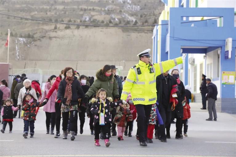 開學(xué)季 蘭州公安交警開啟“護學(xué)模式”