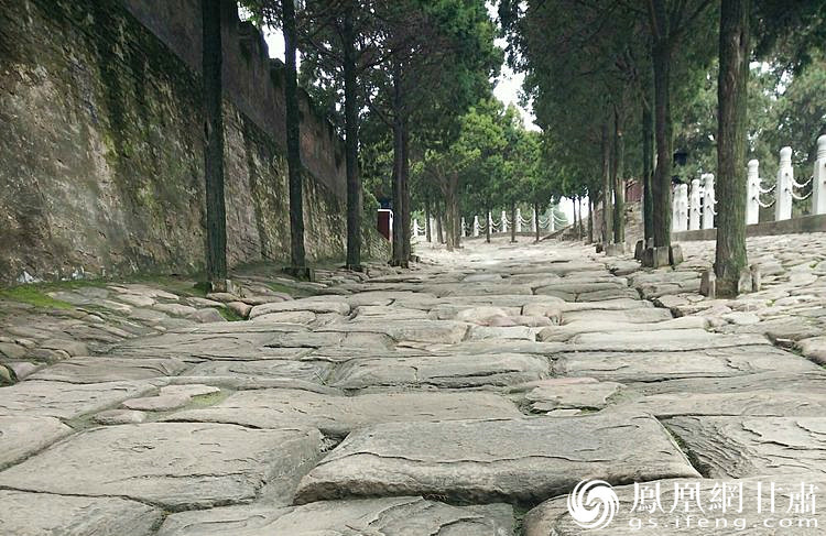 司馬遷祠的山崗下面有一段司馬古道，石條為北宋時(shí)鋪設(shè)，歷經(jīng)800余年的雨水沖刷、風(fēng)化、人走車碾，石條上的車轍印是這里曾經(jīng)繁華的歷史見證，又好像昭示太史公一生的坎坷與悲壯。楊文遠(yuǎn) 攝