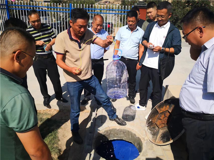 城關(guān)區(qū)作風(fēng)建設(shè)督察組赴青白石污水處理站，檢查污水采樣情況。.jpg