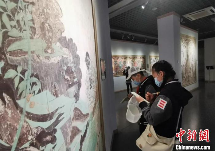圖為學(xué)生參觀敦煌藝術(shù)館。(資料圖) 蘭州大學(xué)附屬學(xué)校供圖