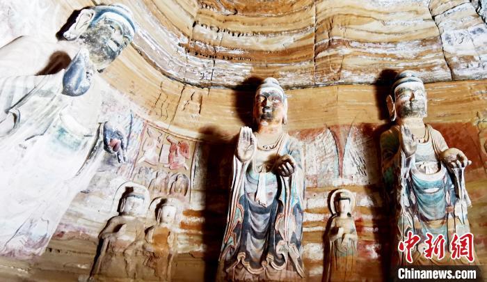 北石窟寺窟內(nèi)造像因受水顯得斑駁?！“瑧c龍 攝