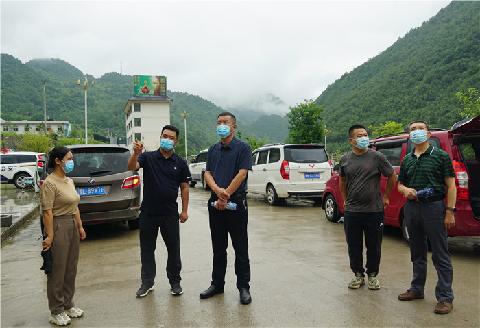 7月13日，隴南市徽縣紀(jì)檢監(jiān)察干部到嘉陵火車(chē)站督查疫情防控工作。張麗娟 攝.JPG