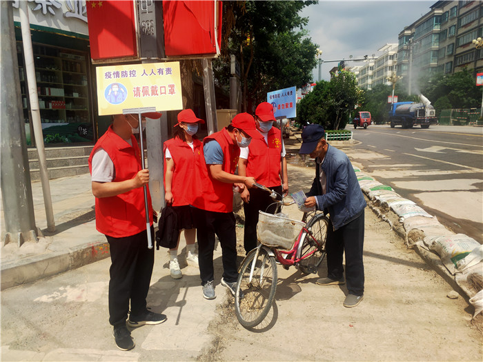 7月21日，定西市通渭縣紀(jì)委監(jiān)委機(jī)關(guān)志愿者在城區(qū)開(kāi)展“不聚集、戴口罩”志愿活動(dòng)。.jpg